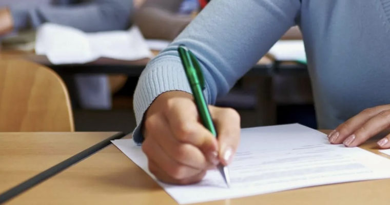 Выпускников предупреждают о мошенниках, продающих "тесты" для выпускных экзаменов.