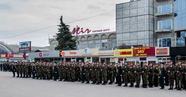Сотрудник бельцкого училища пытался помочь внуку своей знакомой избежать службы в армии. 