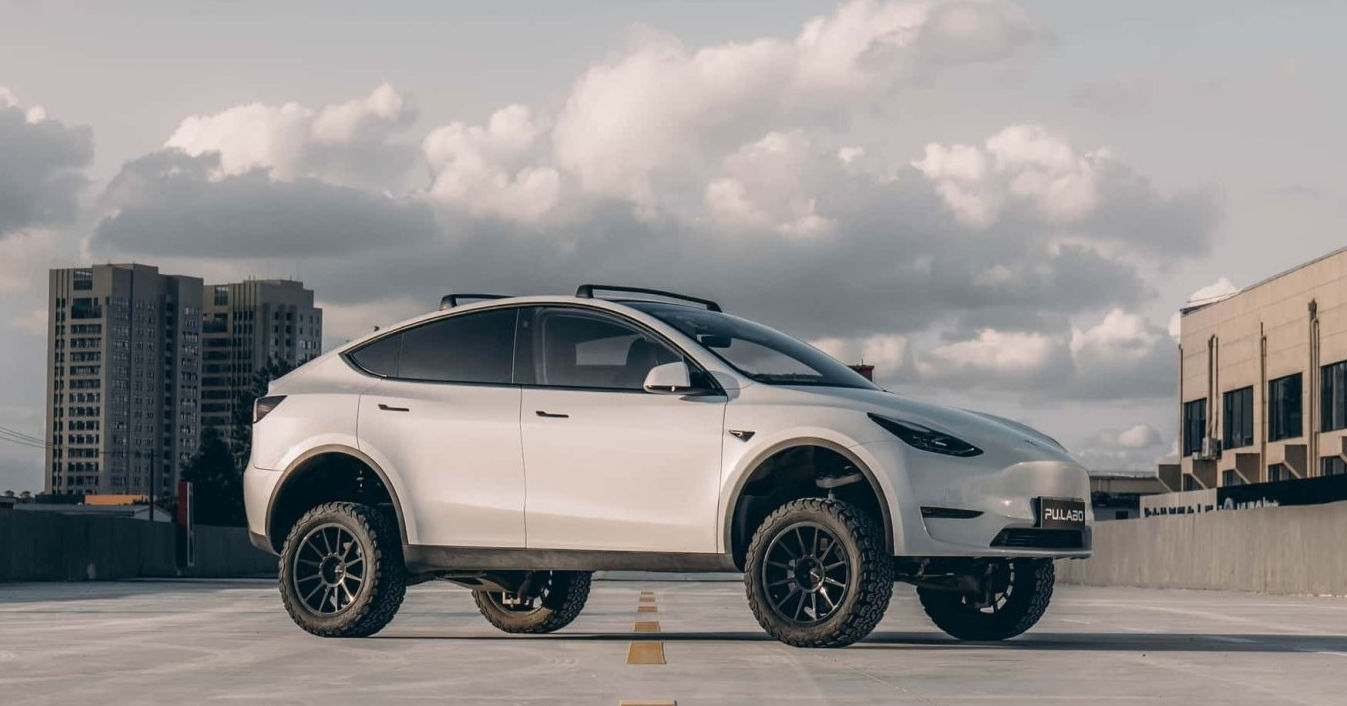 Электрокроссовер Tesla Model Y получил необычную версию для тяжелого бездорожья.