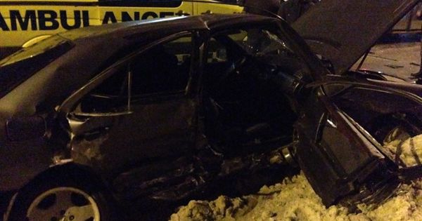 В результате сильнейшего удара, 21-летний пассажир Mercedes скончался на месте.