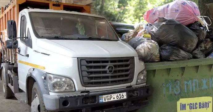 В Бельцах не хватает грузовиков для вывоза мусора.