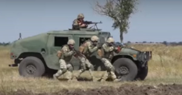 Военные утверждают, что такая практика приближает ВСУ к стандартам НАТО, в который стране предстоит вступить. 