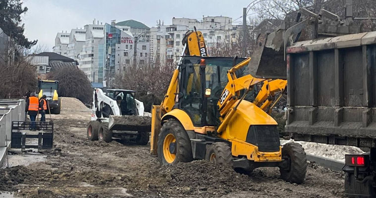 В Кишиневе возобновили ремонт тротуаров на бульваре Дечебал.