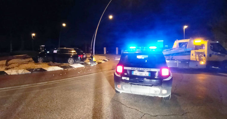 Un moldovean beat la volanul unui Audi a dărâmat un gard și un stâlp de iluminat în Italia.