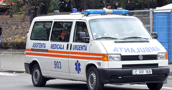 Un bărbat de 55 de ani, găsit inconştient pe marginea unei şosele din raionul Strășeni.