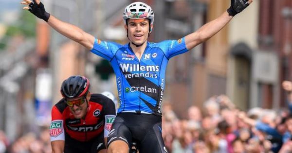 Wout van Aert l-a lovit în plină viteză pe un poliţist. Foto: publika.md