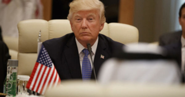 Бывший шеф ЦРУ назвал Трампа «полезным идиотом» для Кремля.