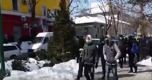 Detalii despre tinerii cu măști, cuțite și bâte, reținuți în PMAN. Foto: protv.md