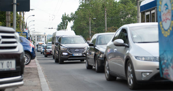 В Кишиневе перед прогнозируемым ливнем образовались пробки на дорогах.