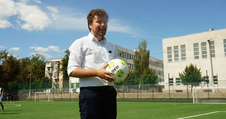 În Moldova vor fi renovate 10 complexe sportive și 50 terenuri școlare până în 2028.