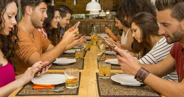 Studiu: Un adult petrece în medie 88 de zile pe an pe telefon.