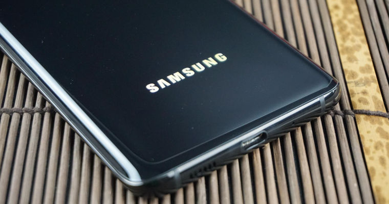 Samsung запатентовала квадратный смартфон с выдвижным дисплеем.