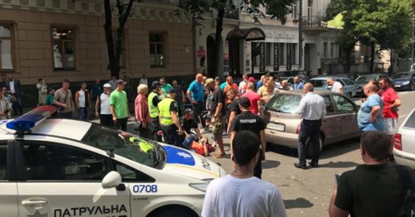 Под Радой машина сбила митингующего.