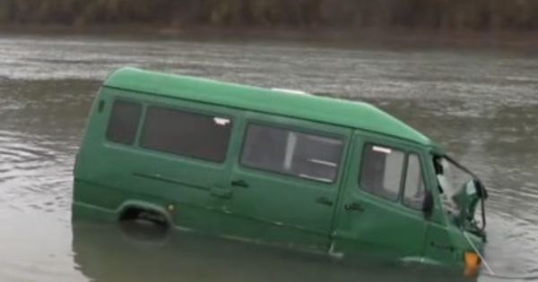 Şi-a parcat maşina în faţa casei, dar a găsit-o în Nistru. Foto: captură video
