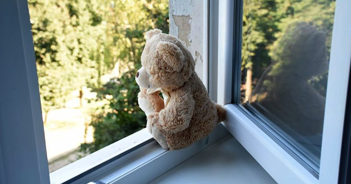 В Купчинь 7-летний мальчик выпал из окна: за его жизнь борются врачи.