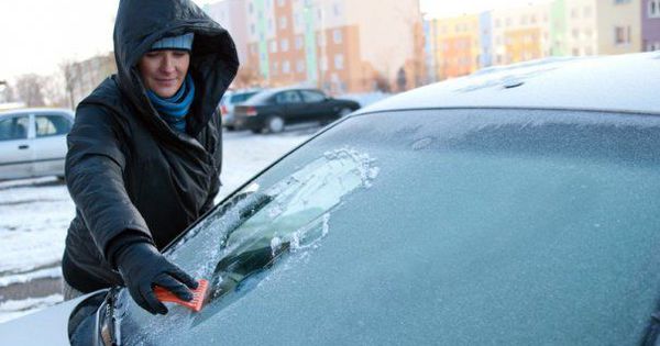 Cum dezgheți rapid parbrizul maşinii tale.