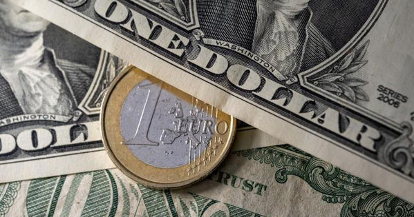 Евро продолжает падать по отношению к доллару.