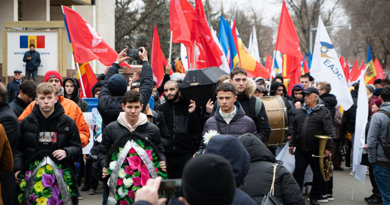 Партия «Возрождение» принесла на протест к зданию парламента гроб и венки.