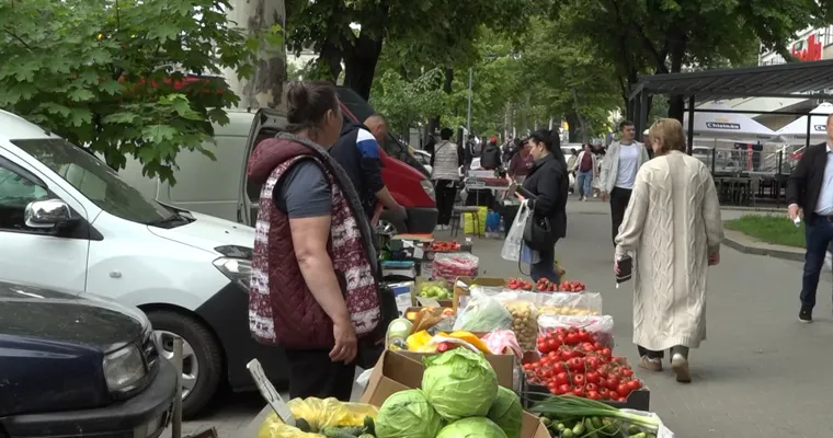 Piață improvizată în Capitală: Carne și lactate, vândute fără control sanitar