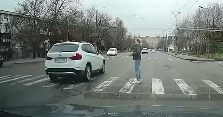 В Кишиневе водитель авто едва не сбил девушку на пешеходном переходе.