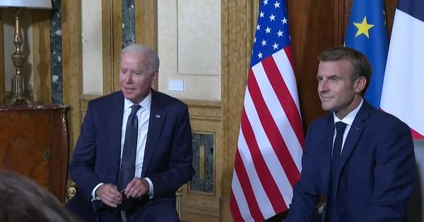 Первая встреча после разлада: Байден и Макрон пожали руки в Риме.