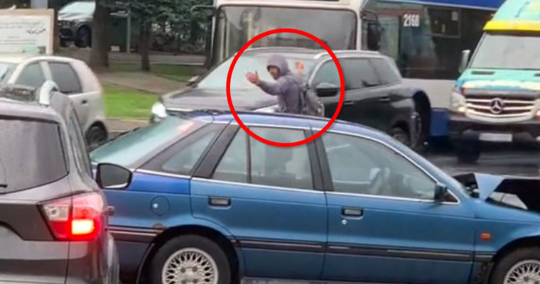 В Кишиневе пешеход регулировал движение транспорта.