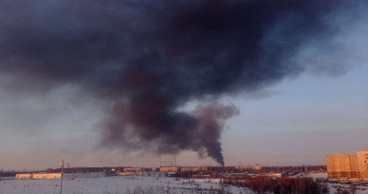 В Рязани начался пожар на нефтебазе в результате удара беспилотника.