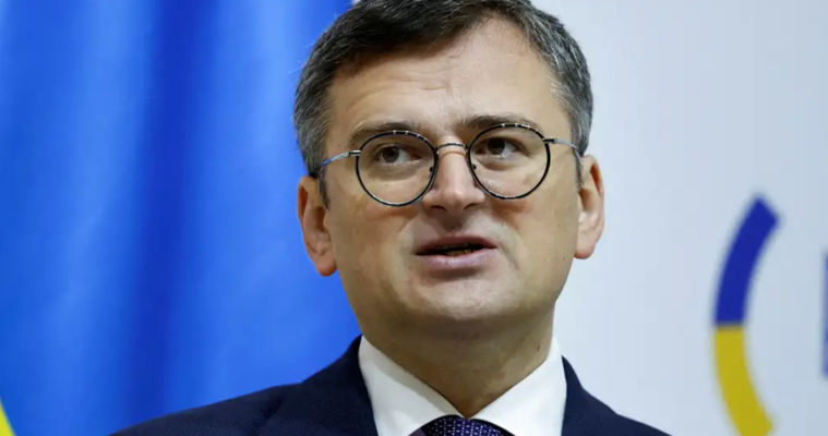 Кулеба ответил Франциску: Наш флаг сине-желтый, а не белый.