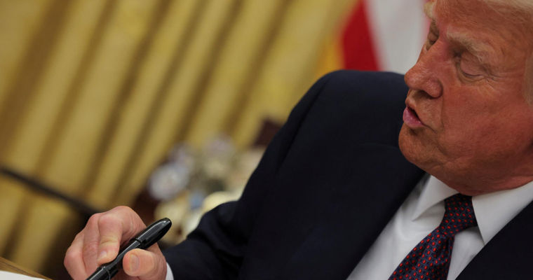 Трамп продлил запрет на прием судов РФ в портах США.