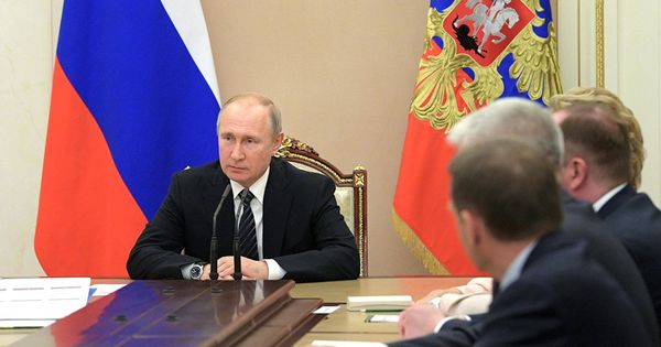 Путин упростил получение гражданства для жителей двух областей Украины.