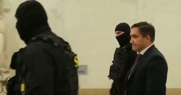 Судья, назначенная для рассмотрения заявления Стояногло в ВСП, находится в отпуске.
