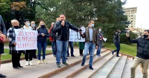 “Гражданский конгресс” проводит акцию протеста у здания парламента.