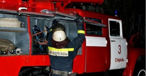 В Кагуле из-за халатности хозяев и злоупотребления алкоголем сгорел дом.