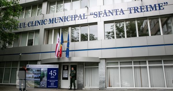 В больнице Святой Троицы пациентам с коронавирусом отдали семь этажей: центр COVID-19 реорганизуют.