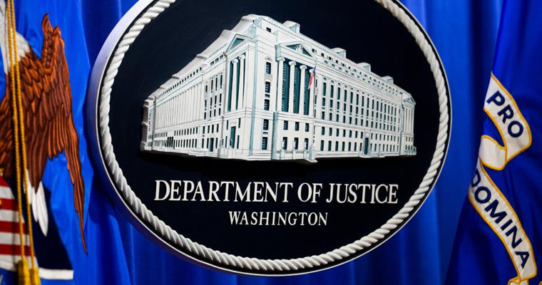 В США прокуроршу обвинили в краже доклада о Трампе, замаскированного под рецепт торта.