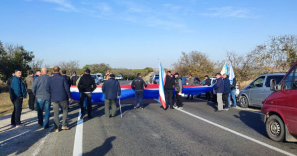 Участники автопробега в поддержку Стояногло заблокировали въезд в Гагаузию.