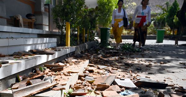 Кроме того, 44 здания, в том числе отель, школы и магазины были разрушены в результате стихийного бедствия.