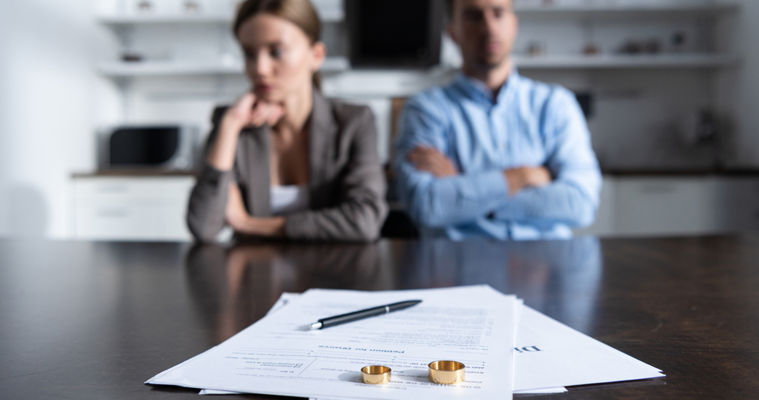 Tot mai puține cupluri din Moldova aleg să se căsătorească, în timp ce numărul divorțurilor crește anual.