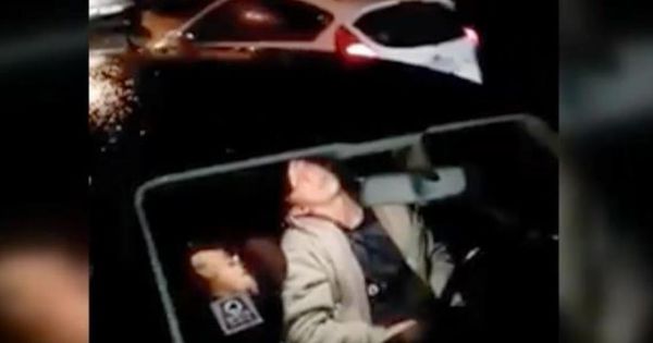 România: Tineri adormiţi la volan, pe contrasens. Foto: Captură video
