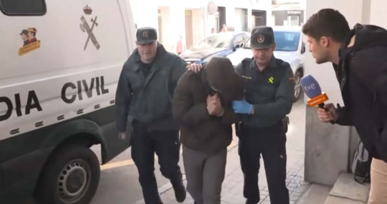 В Испании священника и его романтического партнера арестовали за незаконную торговлю Виагрой.