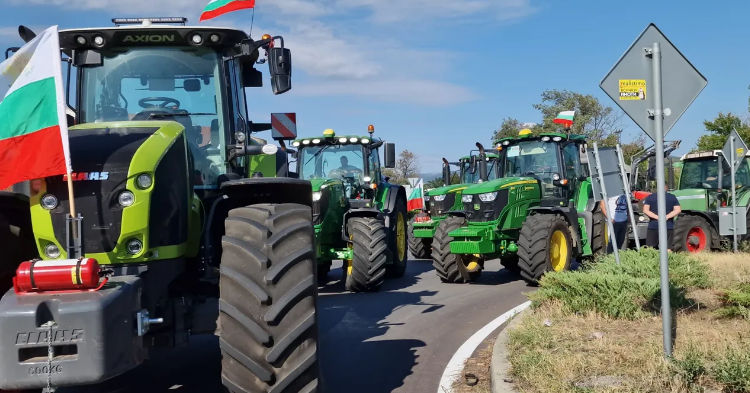 В Болгарии фермеры заблокировали дороги по всей стране из-за агроимпорта из Украины.