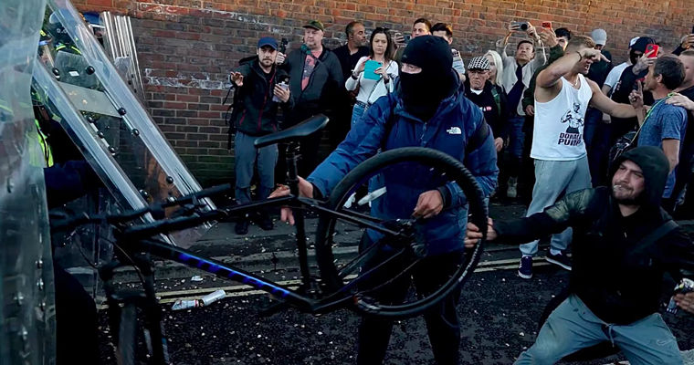 Двум участникам протестов из‑за убийства Генри Новака предъявлены обвинения.