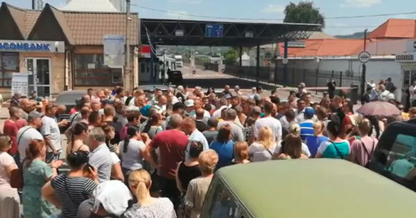 Протест и стычки в Атаках: местные жители недовольны поведением ромов. Фото: vorbeste.md