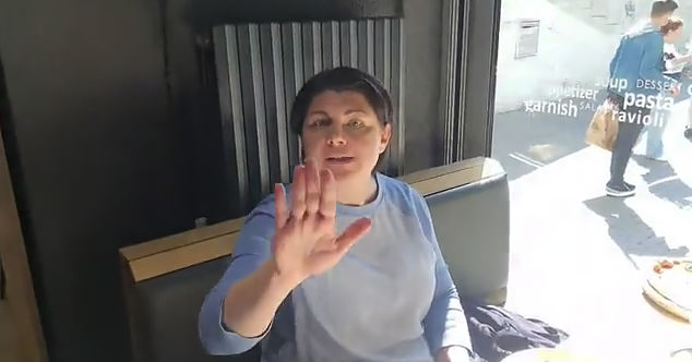Гаврилицу, обедавшую в ресторане, пригласили к протестующим.