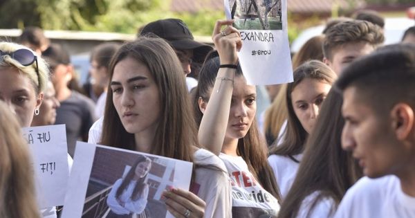 Miting In Memoriam La Caracal Pentru Alexandra Măceșanu și Luiza