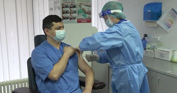 В Молдове вакцинировали первого медицинского работника.
