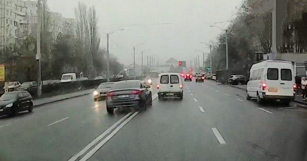 В Кишиневе водитель показал пример настоящего хамства на дороге.