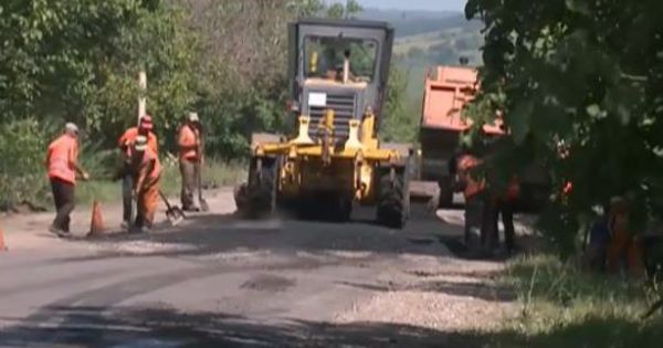 По словам рабочих, они приступили к ремонту три дня назад и ремонтируют только сильно поврежденные участки.