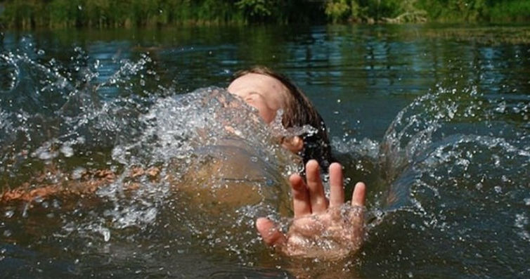 В столице два брата едва не утонули в озере.