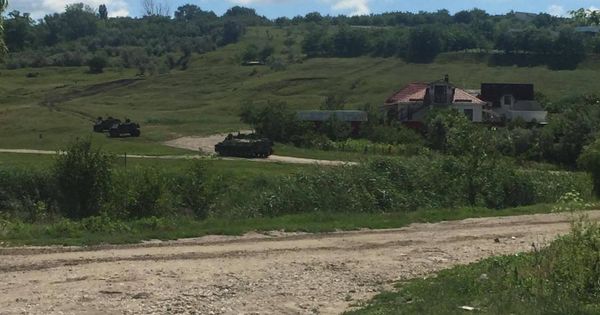 Военную технику заметили около городского озера в Бельцах.